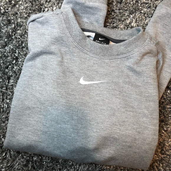 Nike Tops - NWT Nike cropped open back crew